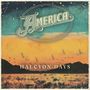 "AMERICA" und "HALCYON DAYS" in stilisierter Schrift. Landschaft mit Bergen, einem offenen Feld und Sonnenuntergangshimmel.