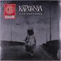 Texte: "Katatonia", "Viva Emptiness". Ein Kind geht alleine auf einer leeren Straße.