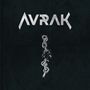 "AVRAK" in grauer Schrift auf schwarzem Hintergrund. Darunter eine gesprenkelte, gesprungene Kette.