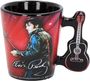Bechertasse mit Elvis Presley Illustration, roter Hintergrund, Signatur von Elvis Presley, Griff in Form einer schwarzen Gitarre.