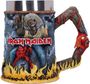 Der Text lautet "IRON MAIDEN". Ein detailreicher Bierkrug mit Monstern, einem roten Teufel, Flammen und einem knorrigen Griff.