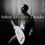 "Softest Toby Carr Thunder" steht oben. Rechts ein vertikales "DELPHIAN". Ein Mann hält eine Laute in Schwarz-Weiß.