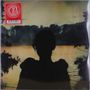 Oben links roter Sticker mit "Limited Edition Clear Vinyl". Silhouette einer Person vor einem See in dunkler Umgebung.