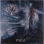 Text: Pariah. Dunkles, mystisches Bild mit schemenhafter Gestalt und ornamentalem Logo oben links.