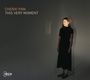 "CHENXI PAN - THIS VERY MOMENT." Eine Frau in schwarzer Kleidung steht im Spotlight vor einem dunklen Hintergrund. Logo unten links.
