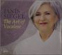 "JANIS SIEGEL, The Art of Vocalese." Porträt einer Person mit grauem Haar und einem freundlichen Lächeln.