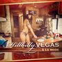 "Hillbilly Vegas À La Mode", Bikini-Frau serviert Kuchen in einem Wohnwagen; Mann mit Cowboyhut sitzt am Tisch.