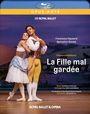 "Francesca Hayward, Marcelino Sambé, Frederick Ashton's La Fille mal gardée, Royal Ballet & Opera. Tanzpaar umarmt sich."
