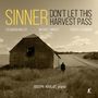 Titel: SINNER DON'T LET THIS HARVEST PASS. Namen: Cassandra Miller, Michael Finnissy, Robert Schumann, Joseph Havlat, piano. Ein Mann in Landschaft vor einer Scheune.