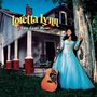 Texte: "Loretta Lynn" und "Van Lear Rose". Eine Frau in blauem Kleid lehnt an einem Baum, eine Gitarre steht neben ihr.