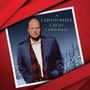 "A Christopher Cross Christmas" steht oben. Eine Person in einem Anzug vor einem verschneiten Wald, umrahmt von roten Schleifen.