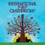 „INTERNATIONAL POP OVERTHROW VOLUME 27“ oben; Baum mit Gitarrenhals, Notenblätter als Blätter, Silhouetten sitzen.
