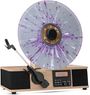 Auf einer Holzkonsole ist ein Plattenspieler mit purpur gesprenkelter Vinylscheibe, Text: "FUSE AUDIO".