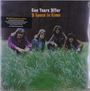 "Ten Years After: A Space In Time" steht oben. Vier Männer sitzen in hohem Gras. Quadratische Vinyl-Hülle.