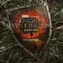 Text: "HBO Original. A Knight of the Seven Kingdoms. Season One. Music by Dan Romer." Ein Schild liegt im Gras.