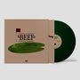Text: "ORIGINAL SOUNDTRACK BEEF FINNEAS O'CONNELL". Eine grüne Schallplatte mit Golfflagge und Ameisen-Illustration.