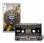 "Five Finger Death Punch Legacy" auf Kassette und Hülle, mit Schädel- und Faust-Logo, gelb-schwarzer Hintergrund.