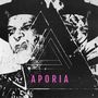 Text "APORIA" in Pink. Schwarz-weißes Porträt eines Gesichts in wilder Mimik und ein geometrisches Dreiecksmuster.