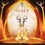„SKÁLD ØRLOG“: Eine Illustration zeigt eine Figur mit Geweih, Krone und Maske, in warmen Gelbtönen gehalten.