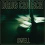 Oben "DRUG CHURCH", unten "SWELL". Verschwommene, nächtliche Szene mit silhouettierter Person und Lichtern.