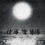 Im Vordergrund spielen mehrere Menschen im Wasser, während ein großer heller Kreis am Himmel leuchtet.