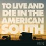 "TO LIVE AND DIE IN THE AMERICAN SOUTH". Silhouette von Pferden und einem Schuppen im Sonnenuntergang.