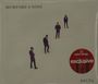 "MUMFORD & SONS", "exclusive", "+3 extra songs", "DELTA". Vier Männer stehen auf einer weiten, sandigen Fläche.