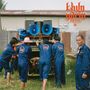 Text: "Khun Narin Electric Phin Band." Fünf Menschen in blauen Overalls schieben eine mit Lautsprechern beladene Anlage.