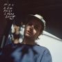 Handgeschriebener Text: "MAC DEMARCO SALAD DAYS". Junge Person trägt eine Kappe und schaut direkt in die Kamera.
