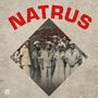 Der Text "NATRUS" ist rot. Darunter ist ein altes Foto von sechs Personen in Uniformen, in einem rautenförmigen Ausschnitt.