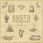 Text "SUSTO STRINGBAND VOLUME TWO" umgeben von Illustrationen: Sonne, Mond, Diamant, Grabstein mit "DREAM", Harfe, Kerze, Kaktus, brennendes Haus, Alligator, Maiskolben, Van.