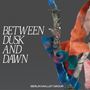 Text: "BETWEEN DUSK AND DAWN" und "BERLIN MALLET GROUP". Illustration: Ein Ast mit bunten, flauschigen Stoffen umwickelt.