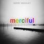 Text "merciful" in Regenbogenfarben, darüber "Gerry Beckley". Im Hintergrund ein ruhiges, graues Meer.