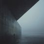Annihilist HIPPOTRAKTOR. Eine Betonwand trifft auf nebliges Wasser und einen diagonalen Schatten darüber.