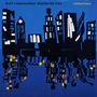 „kurt rosenwinkel standards trio reflections“ steht oben. Blaue Skyline mit Spiegelung im Wasser, stilisiert und abstrakt.