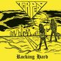 Der Text „Torpedo“ und „Rocking Hard“. Zwei Figuren mit Gitarren blicken auf eine Stadt unter einem riesigen Sonnenuntergang.