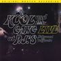 Text: "KOOL and the GANG LIVE at P.J.'S Hollywood California." Im Hintergrund verschwommene Lichter auf einer Bühne.