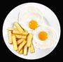 Zwei Spiegeleier mit verpixelten Eigelb und Pommes Frites auf einem weißen Teller vor schwarzem Hintergrund.