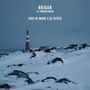 Text: BRIGAN feat. Torgeir Vassvik, VOCI DI MARE E DI VENTO. Landschaft mit Schnee, Felsen und einem rot-weißen Leuchtturm.