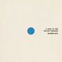 Text: „A HOLE TO SEE THE SKY THROUGH MYSTERY JETS“. Einfache, minimalistische Gestaltung mit einem blauen Punkt.