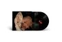 "Scarlet" und "Doja Cat". Eine Frau mit Platinblondem Haar hält eine gebänderte Schlange. Daneben eine Schallplatte.