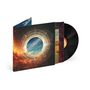 Ein Vinyl-Album mit einem Cover, das einen himmlischen Kreis und kosmische Muster auf orange-schwarzem Hintergrund zeigt.