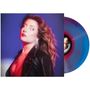 Text: "SIDE A". Frau mit wallendem Haar, Lederjacke und glitzernden Ohrringen; bunte Vinylplatte daneben.