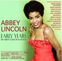 "Abbey Lincoln Early Years, The Albums Collection 1957-61". Frau in rotem Kleid, lächelt, steht vor grünem Hintergrund.