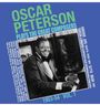 "OSCAR PETERSON PLAYS THE GREAT COMPOSERS 1953-54 VOL. 1" zeigt Oscar Peterson lächelnd am Klavier.