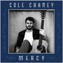 Text: "COLE CHANEY" oben, "MERCY" unten. Ein Mann lehnt sitzend mit einer Gitarre an einer Wand. Rahmen in Blau mit Verzierungen.