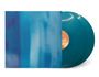 Blaues Vinyl-Cover mit zwei blauen Schallplatten, eine teilweise sichtbar. Die Platten sind glänzend.