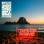 „Defected in the House Ibiza 2026“, „Defected Forever“. Ein beleuchtetes Schild am Strand bei Sonnenuntergang mit Felsen im Meer.