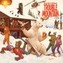 Die Illustration zeigt "Aesop Rock & Blockhead Trouble Mountain" in roten Buchstaben. Ein Eisbär hält einen Bierkrug, während Menschen auf Skiern und ein Hubschrauber im Hintergrund zu sehen sind. Ein schlafender Skifahrer liegt im Schnee.