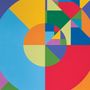Abstrakte Illustration mit bunten, geometrischen Formen: Kreise, Dreiecke und Quadrate in Blau, Gelb, Rot und Grün.